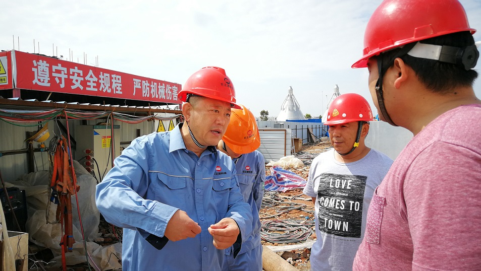 2018年5月2日，股份公司副總裁黃鐵民對科技公司項(xiàng)目現(xiàn)場進(jìn)行安全檢查.jpg